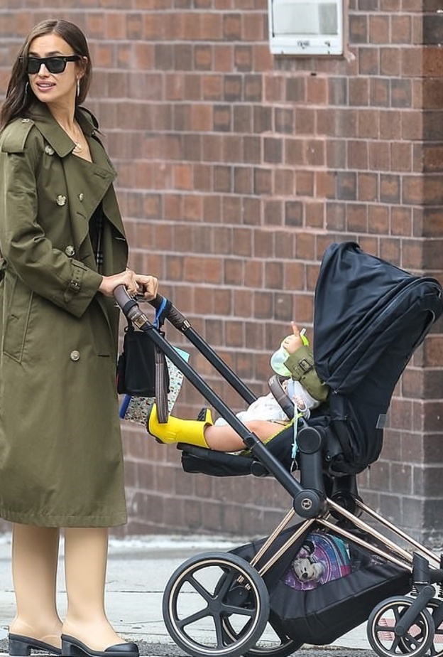 اختارت ايرينا شايك هذه الإطلالة المريحة لقضاء يوم ممتع مع ابتها ليا