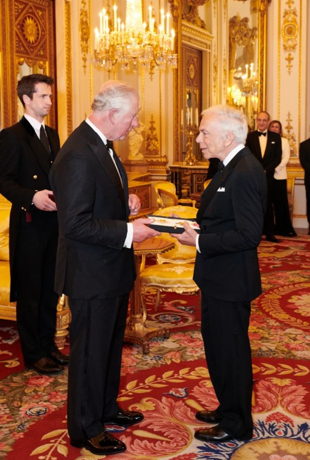 رالف لورين ينال وسام الفروسية الفخري البريطاني