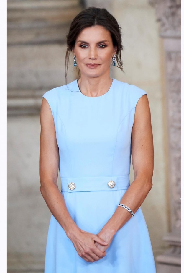 أناقة اللون الأزرق السماوي في إطلالات ليتيزيا ملكة إسبانيا