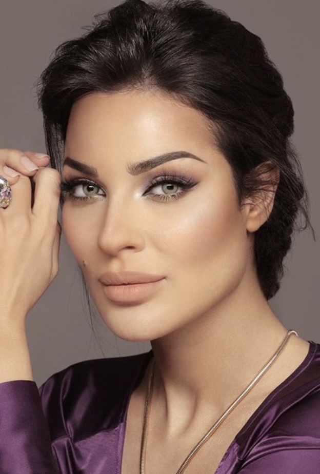 عدسات لاصقة عسلية مستوحاة من مايا دياب