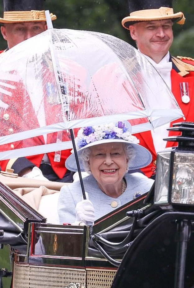 الأمير تشارلز رافق الملكة إليزابيث إلى السباق