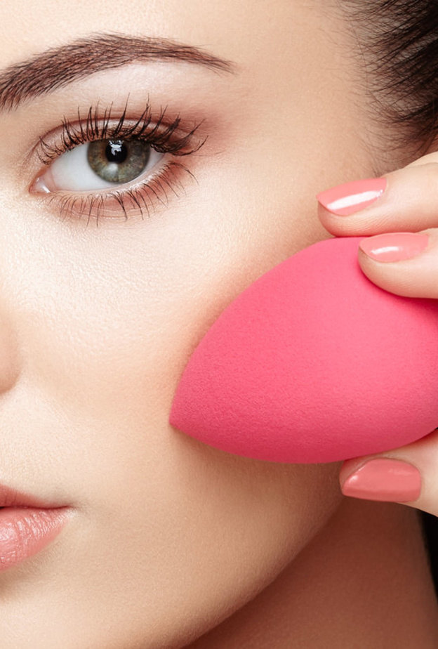استخدمي البيوتي بلاشر لتطبيق أحمر الخدود على تفاح الخدين والحصول على مكياج مثالي