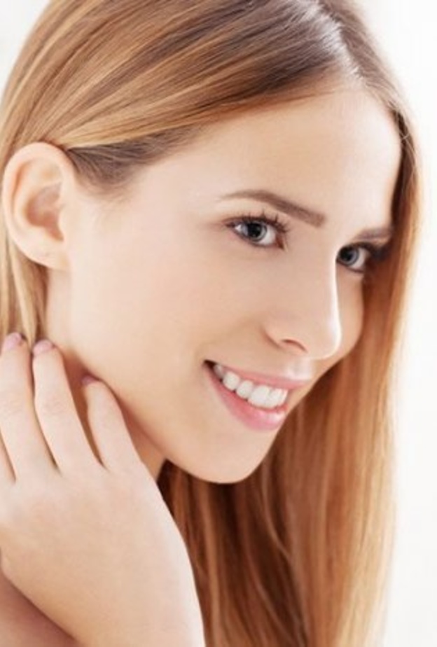 إذا كانت لديك آذان بارزة تجعلك تشعرين بعدم الارتياح حول كيفية ظهورهم، تعرفي على كيفية تجميل الأذن البارزة. 