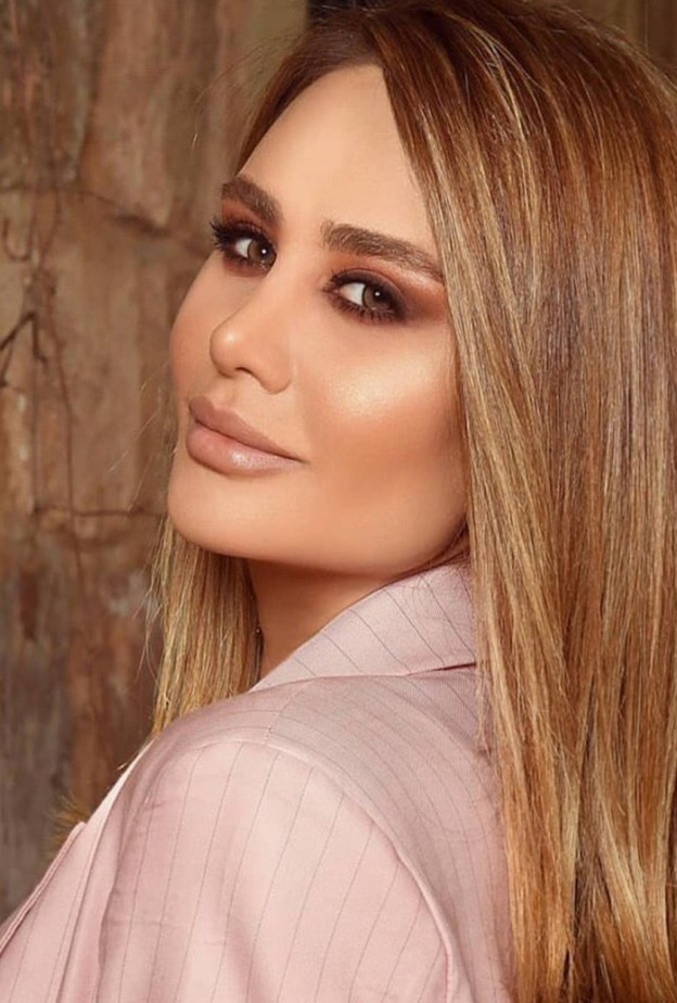  جمال جيهان علامة زوجة الفنان راغب علامة من خلال تألقها الدائم بتدرجات الظلال الميتاليك