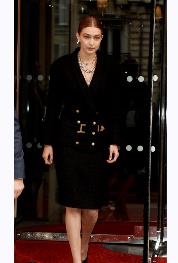 إطلالة CIARA بموضة البدلات الرياضية المريحة مع اللون الأسود