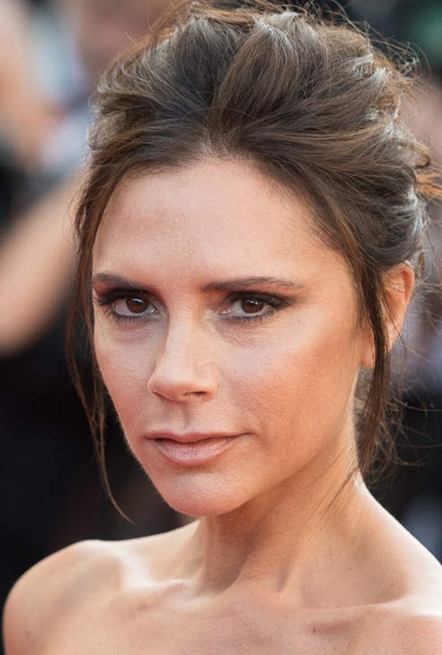 احدث إطلالات جمالية مستوحاه من فيكتوريا بيكهام مع المكياج الطبيعي