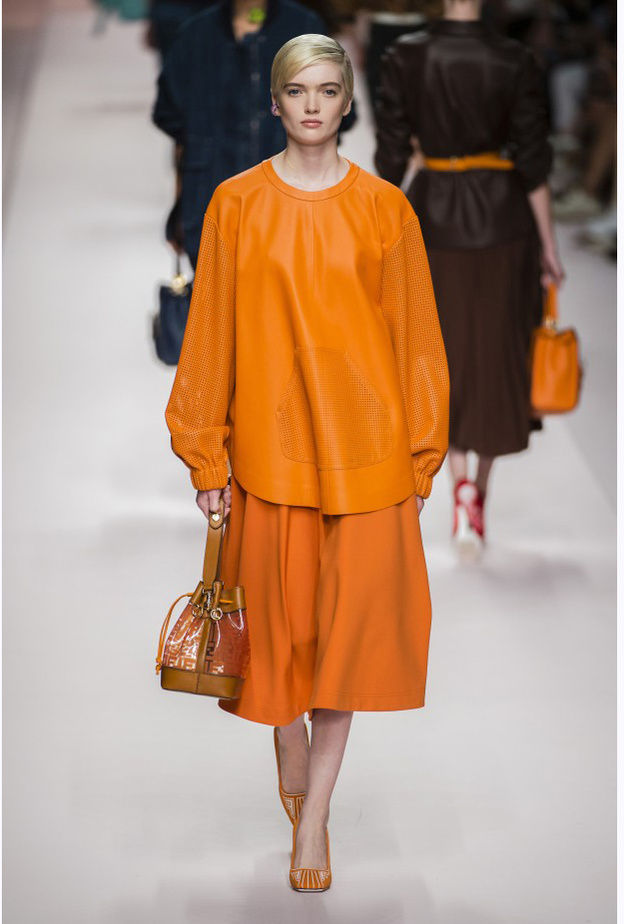  أزياء مثالية بتدرجات بيضاء لصاحبة البشرة البيضاء من ‏Fendi