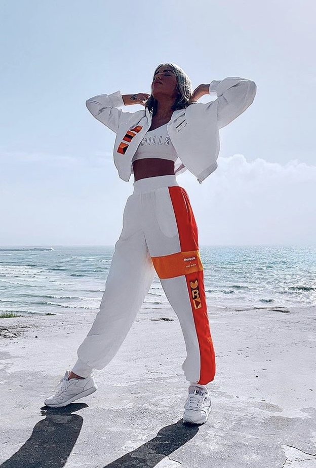 إطلالة جريئة بموضة طبعة الحيوانات تناسب اجواء موضة الشارع في السفر إلى المدن