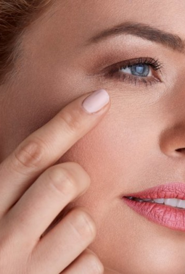 اسباب ظهور التجاعيد المبكرة تحت العين