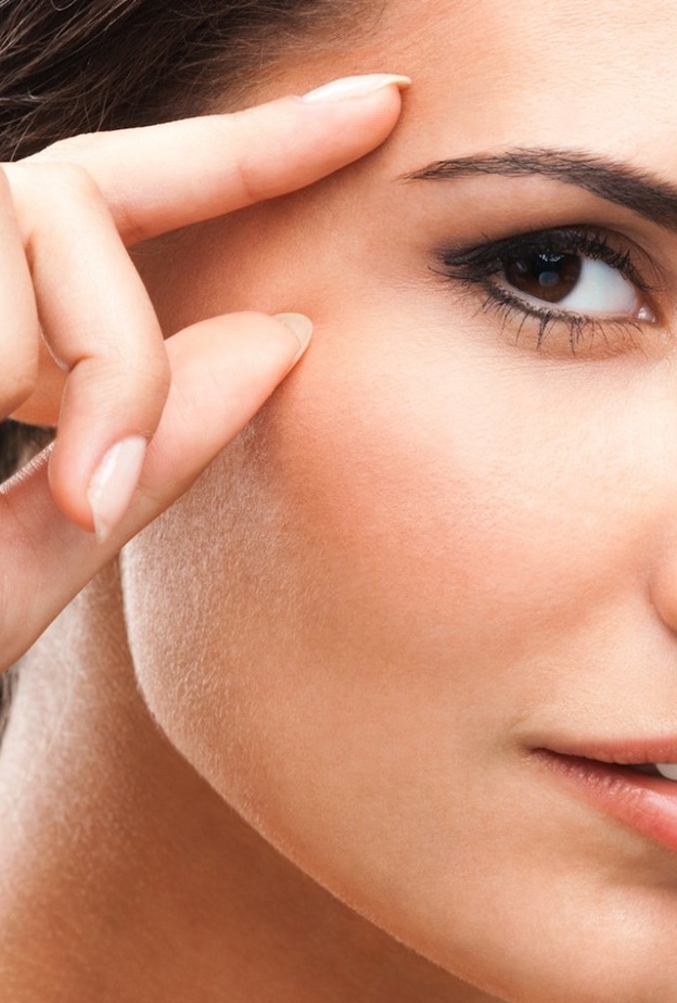 تحوي ثمرة الأناناس العناصر المفيدة لإصلاح خلايا البشرة وإنتاج الكولاجين على الدوام