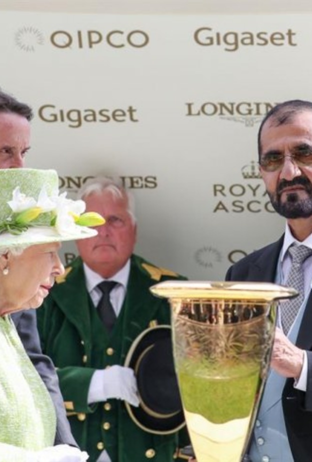 الشيخ محمد بن راشد يتسلم جائزة فريق غودلفين من الملكة اليزابيث في رويال أسكوت