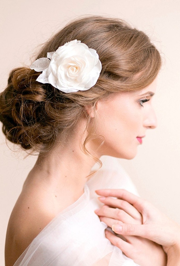 اكسسوار الوردة الواحدة لتزيين التسريحة على جانب واحد