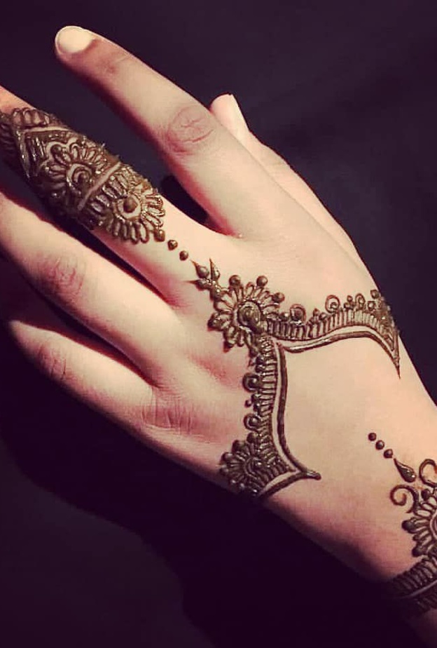 لا تنسي تزيين قدميك برسومات الحناء الاماراتي في يوم زفافك