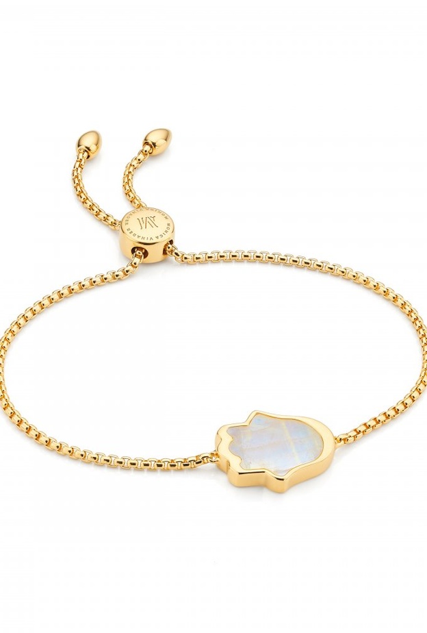 أساور ذهب على شكل الكف من مونيكا فينادر Monica Vinader