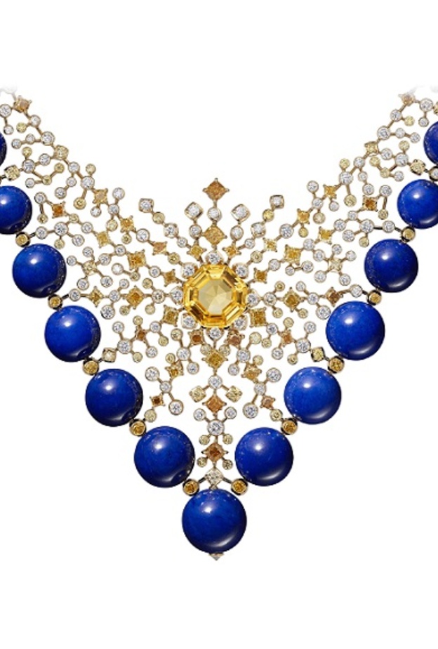 قلادة كارتييه بأحجار اللازورد الأزرق وحجر الألماس الأصفر 