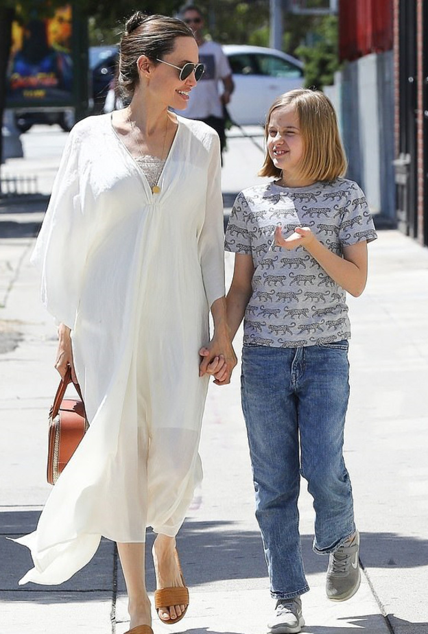 تألقت أنجلينا جولي Angelina Jolie برفقة ابنتها فيفيان Vivienne في شوارع لوس أنجلوس