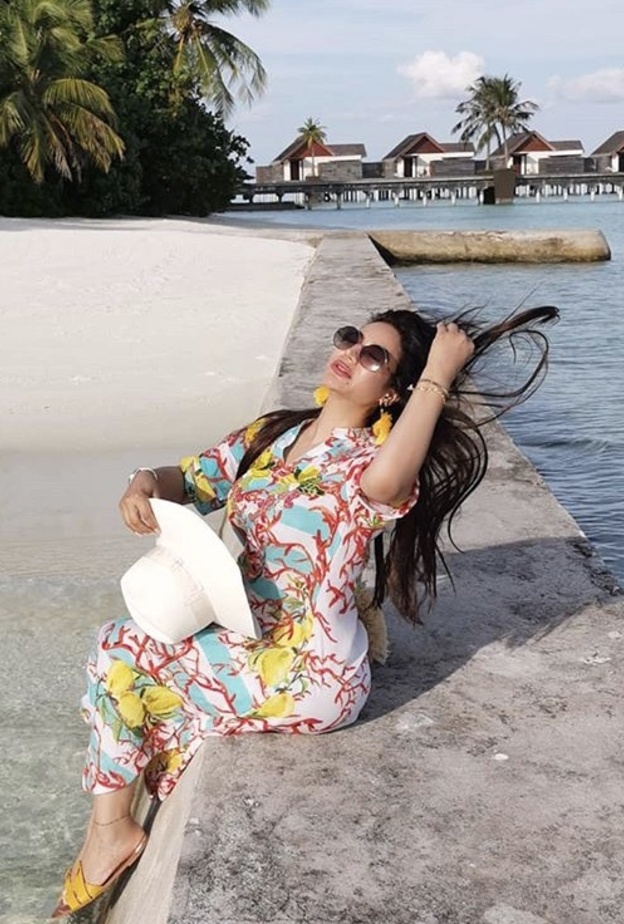 القبعات والصنادل المفتوحة مع اطلالات مناسبة للبحر