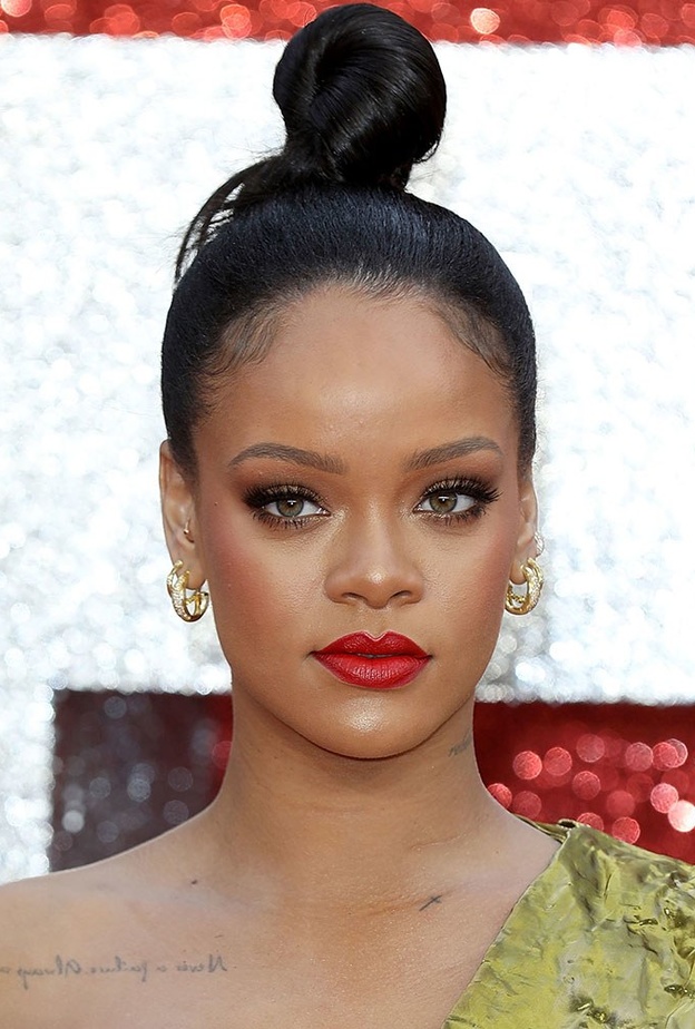 ريهانا Rihanna بكعكة الشعر المرفوعة المثبتة