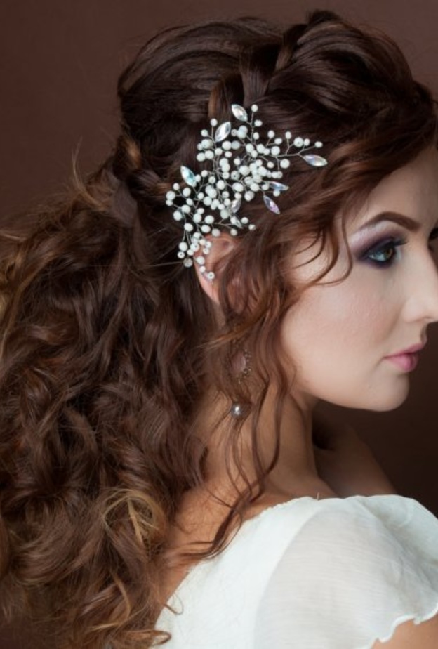 الشعر الكيرلي الطويل المنسدل يجعل إطلالة صديقة العروس تبدو جذابة وطبيعية يوم العرس