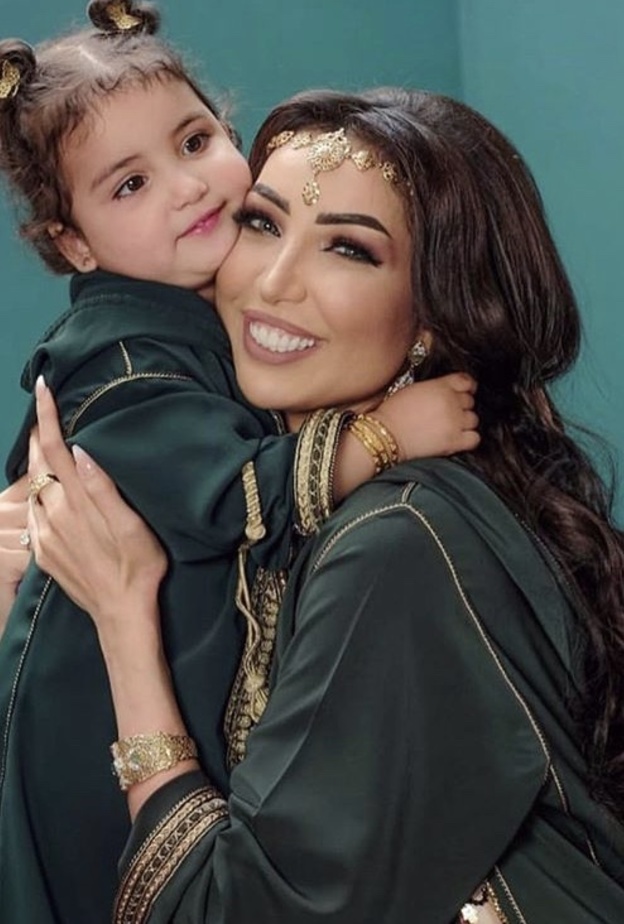 دنيا بطمة وابنتها