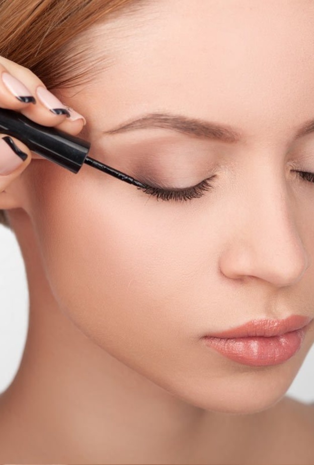 ارسمي الكحل السائل بمحاذات الرموش ونحو الخارج