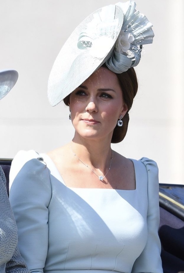 تعشق كيت القبعات الجانبية وتتألق بها في الإطلالات الرسمية