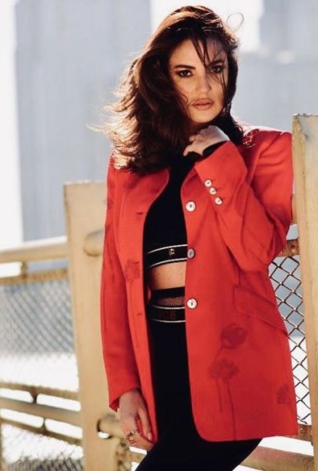 اليسا مع صديقاتها بقميص أسود شفاف