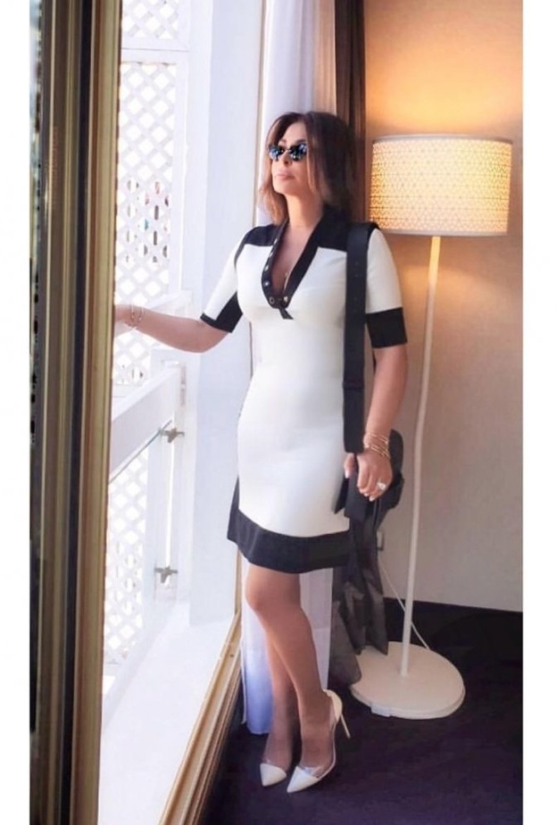 إطلالات النجمة اليسا بفستان بارز يلوني الأبيض والأسود