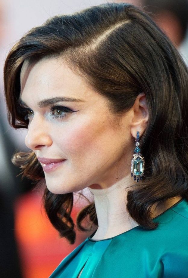 تايلور هيل فاتنة بمجوهرات شوميه