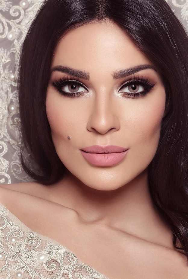 تألقت نادين نجيم بمكياج برونزي مات وساحر على كامل الجفون العليا مع الخطوط الزرقاء