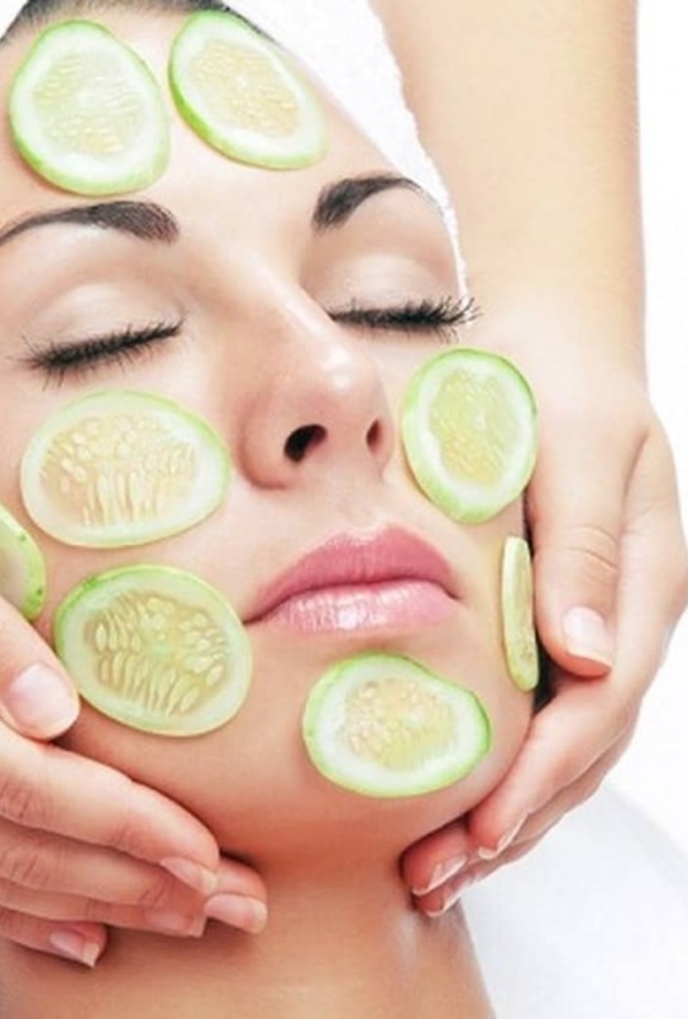امسي وجهك الدهني الحساس بعصير الخيار قبل وضع شرائحه للحصول على عناية فائقة الجمال