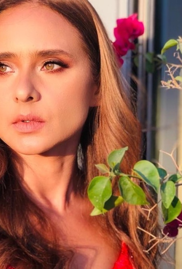 نيللي كريم تشارك جمهورها بإطلالة جمالية ناعمة تُظهر جمال عينيها