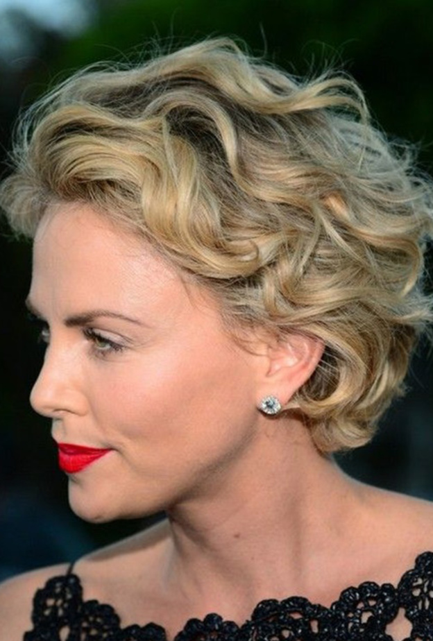 اتركي شعرك القصير المجعد بشكل فوضوي فهو سوف يتماشى مع الخصل ويبدو رائعا