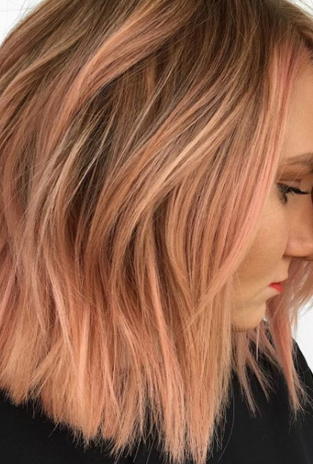 الشعر الأشقر الخوخي القصير