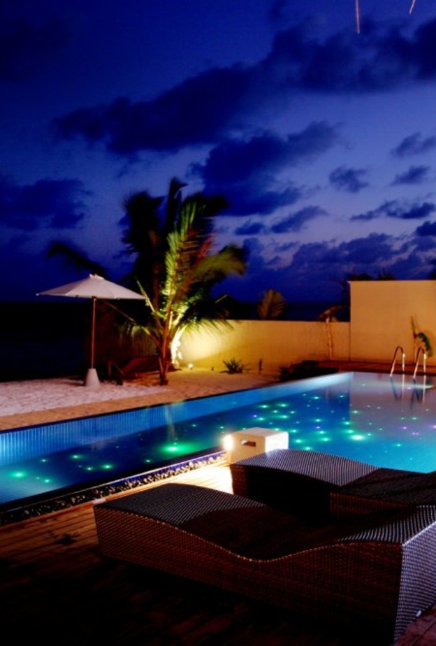 (Huvafen Fushi)مسبح هوفافن فوشي في المالديف يمتاز باضاءه ساحره