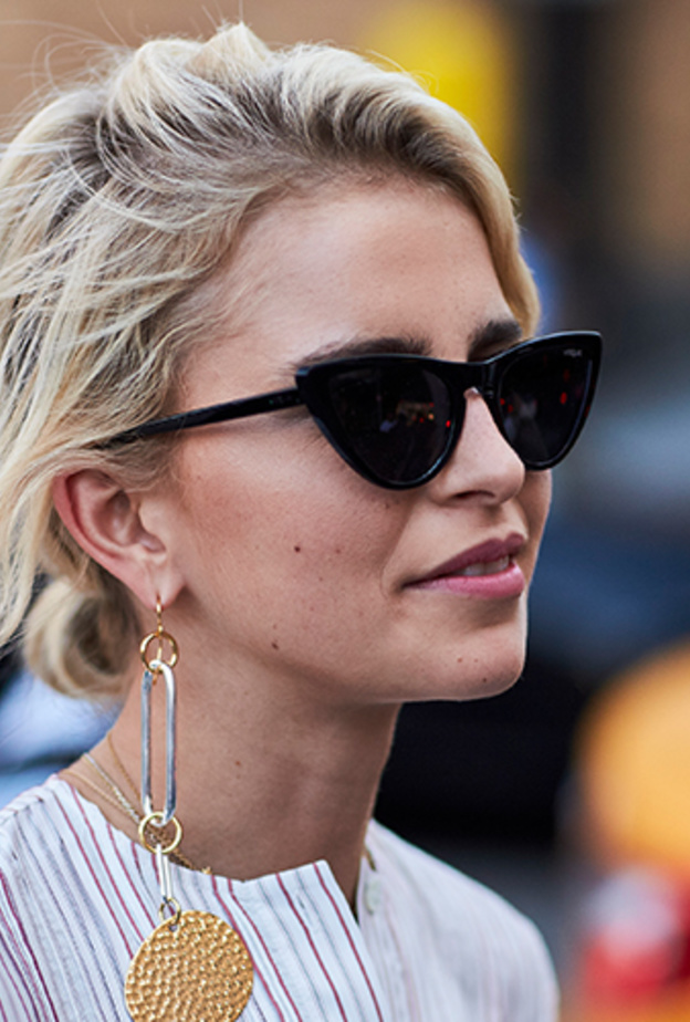 ريهانا في لوك عصري في نظارات بقصة الكات اي