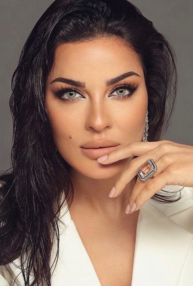 نادين نجيم بصور متداولة مع شقيقها شادي