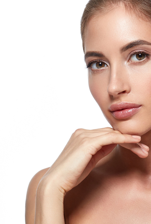 اجمعي الخطوط المنقطة بخطوط قاسية على جوانب الانف للحصول على طول الانف