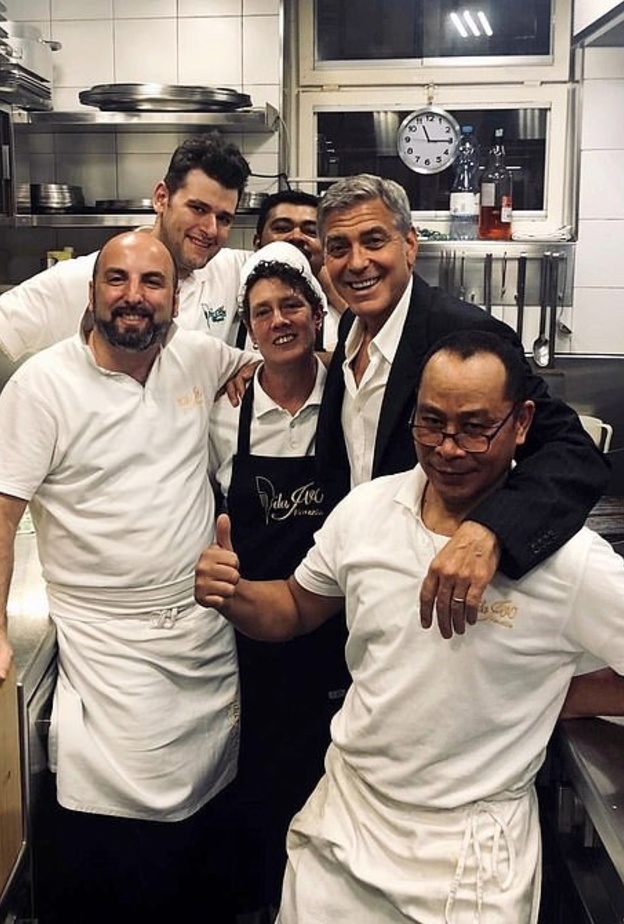 مجموعة من الطهاة يعبرون عن إعجابهم بجورج كلوني في صورة التقطوها معه في مطبخ إحدى مطاعم فينيسيا