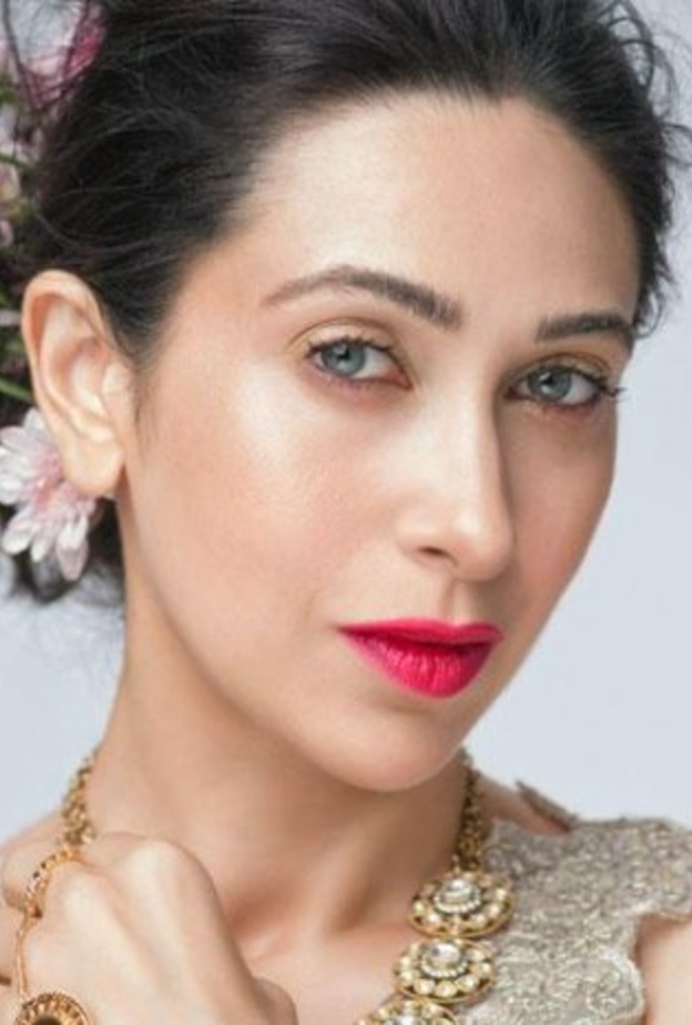  كاريشما كابور Karisma Kapoor تحتفل بعيد ميلادها بصحبة أفراد عائلتها.