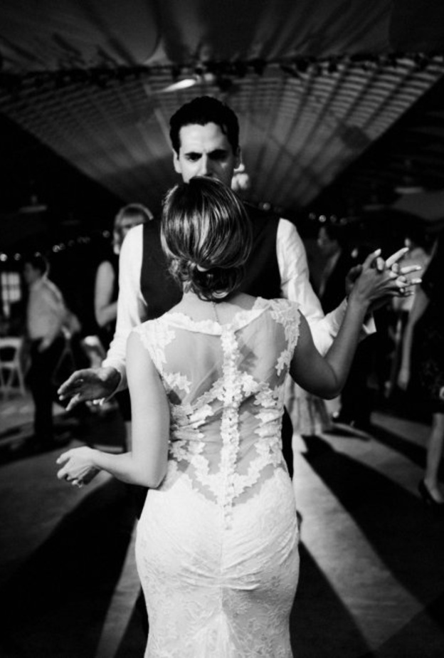 على العريس أن يحافظ دائما على ابتسامته و يمدح جمال عروسته و إطلالتها