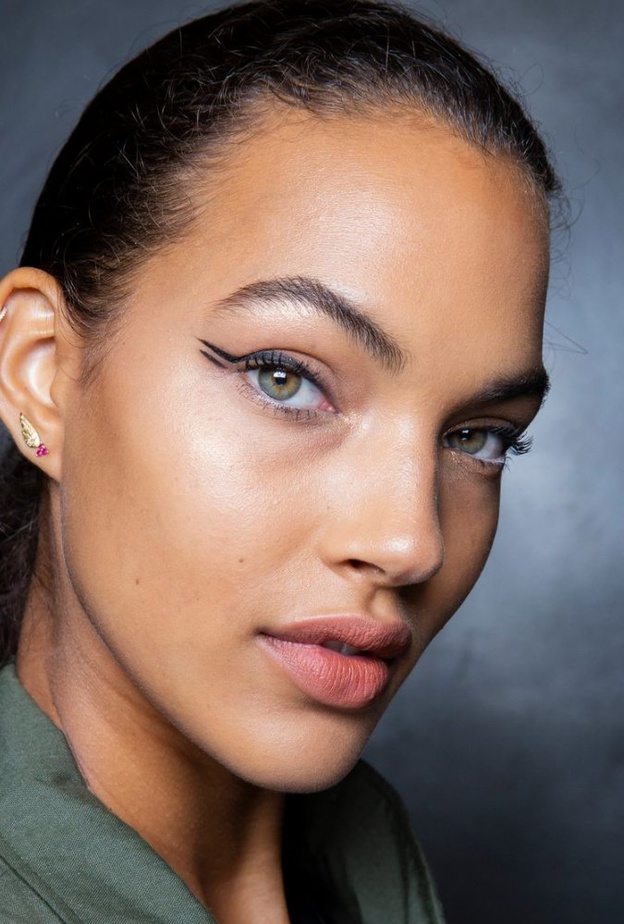 رسمات آيلاينر مبتكرة وعريضة من Libertine