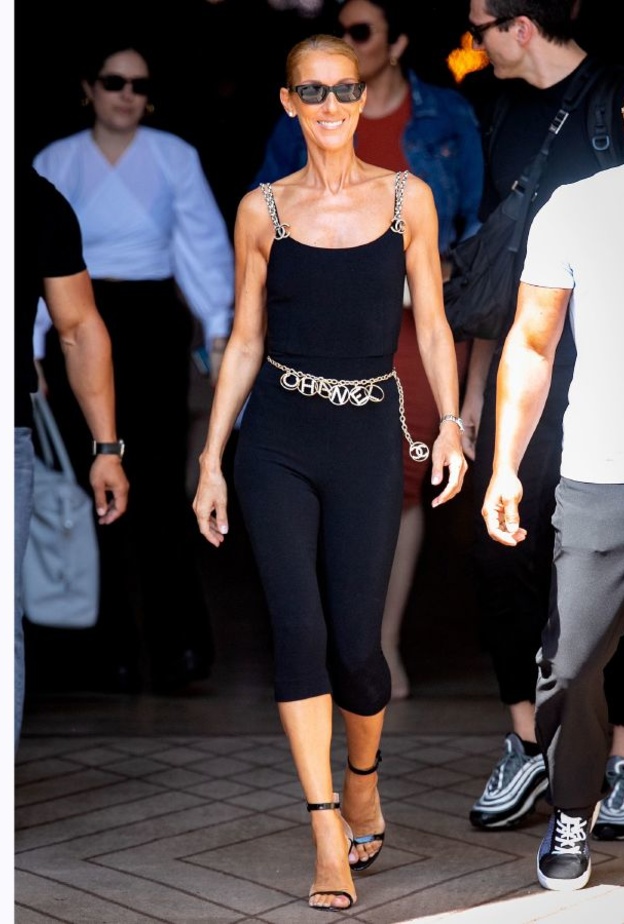 ديون حوّلت شوارع باريس إلى منصة عرض بأزيائها.