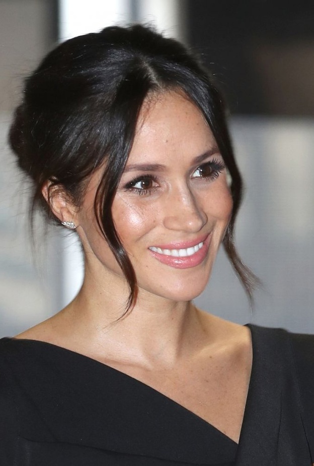 اختاري تسريحات شعر مع الخصل الأمامية المنسدلة بأسلوب ميغان ماركل