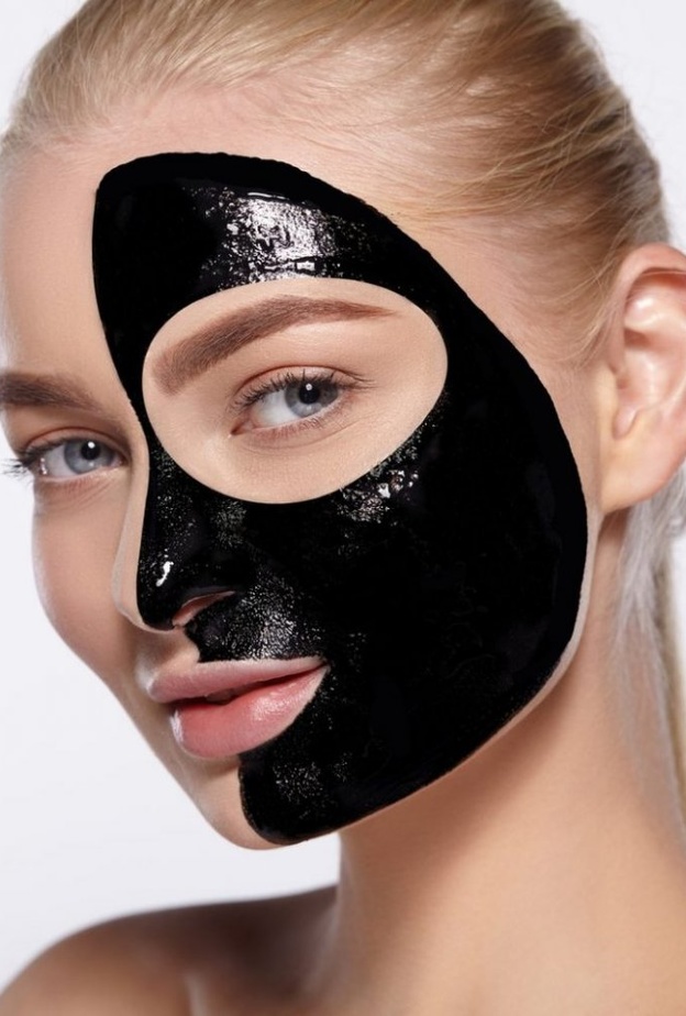 امرغي قناع الفحم والجيلاتين بواسطة فرشاة على وجهك