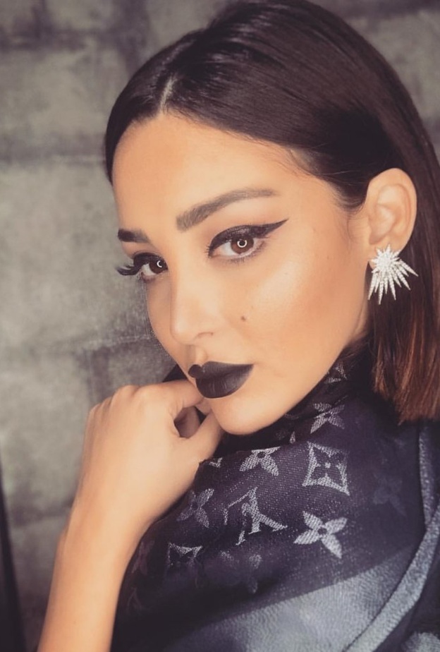 أحمر شفاه بني وقوي من اختيار بسمة بوسيل