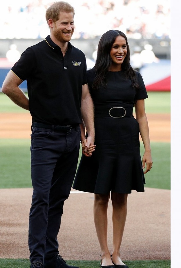 تزيّنت بأقراط من تصميم Jennifer Meyer وأسوارة من Wwake