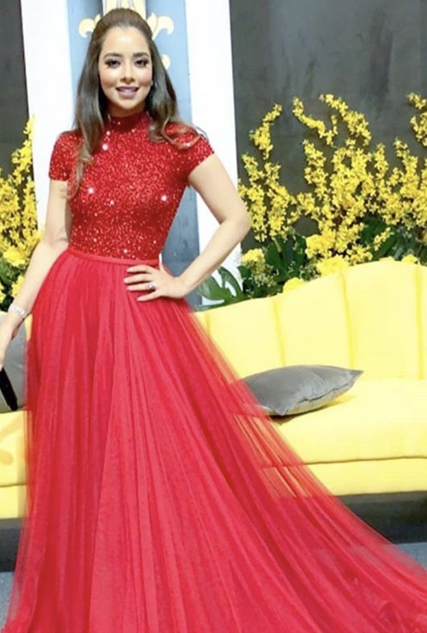 بلقيس بالفستان الأحمر البراق من تصميم جسميكو