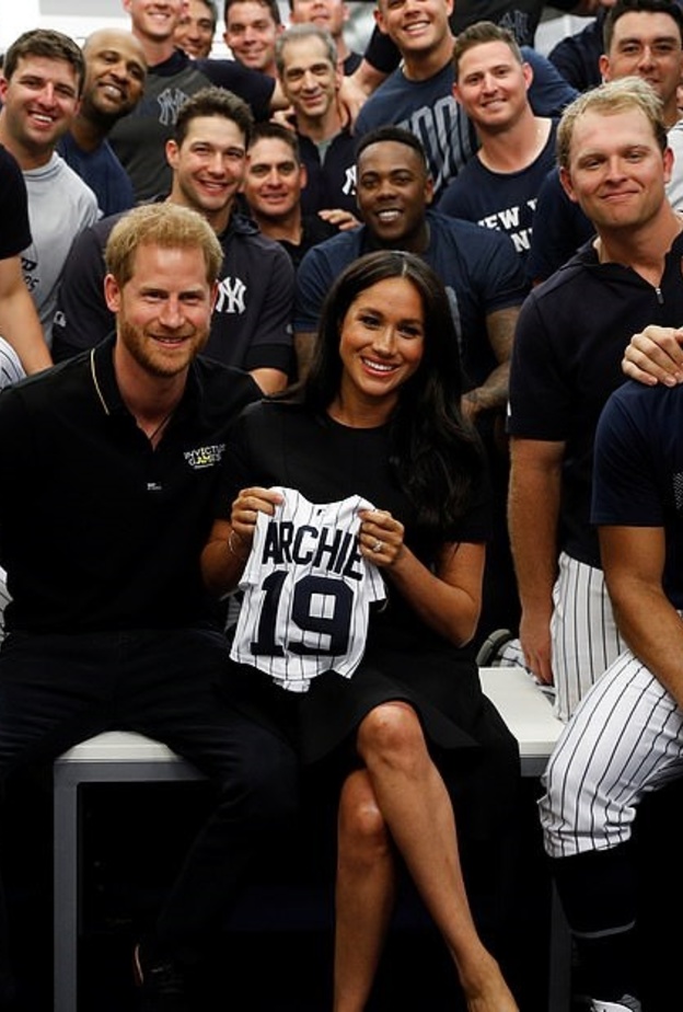 فريق New York Yankees يُهدي أرتشي ابن ميغان وهاري القميص الخاص بالفريق