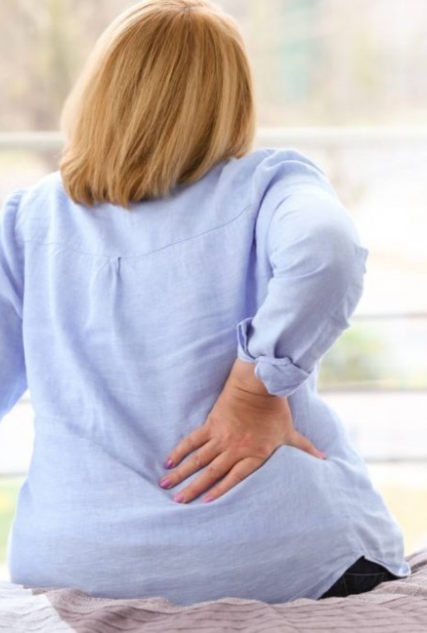 آلام الظهر أبرز أعراض سرطان العمود الفقري